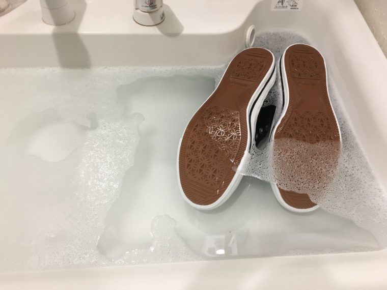 脱色コンバースを作っている写真
