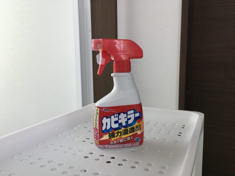 脱色コンバースに使うカビキラーの写真