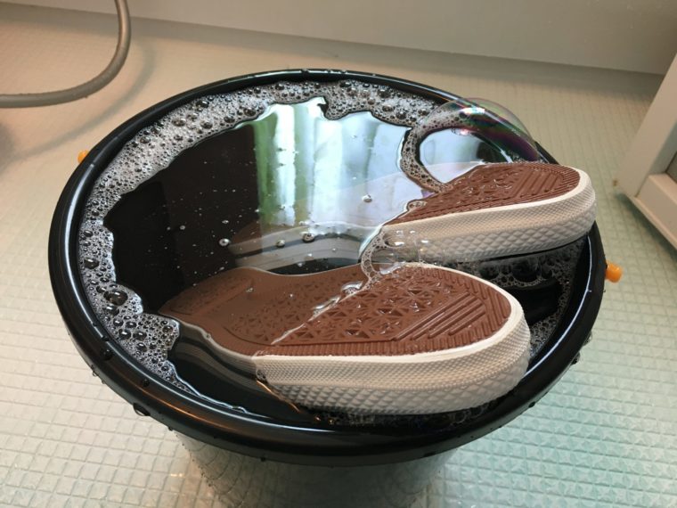 コンバースのオールスターをバケツに入れて脱色中