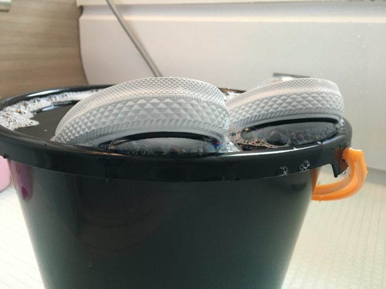 脱色コンバース|ハイター水につける
