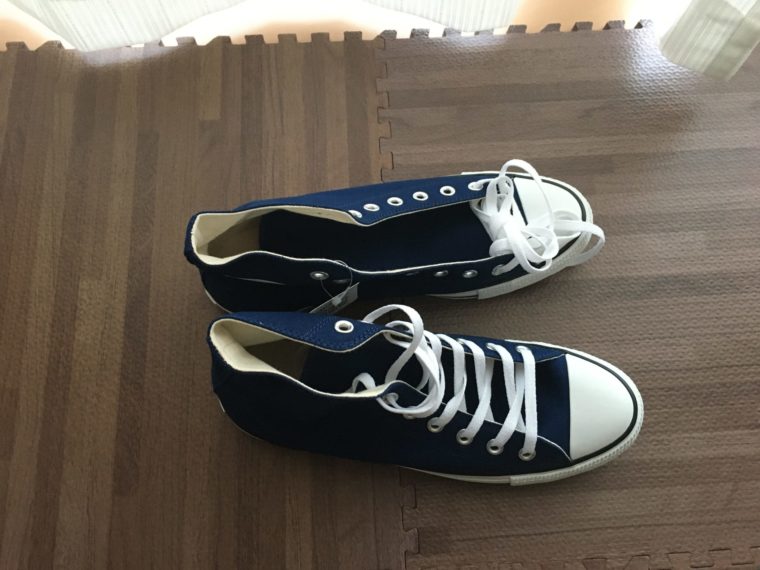 新品のオールスター紺色の写真