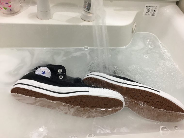脱色したコンバースを洗濯用洗剤で洗っている写真
