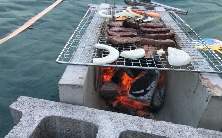 U字溝でバーベキューすると焼き網まで距離が空き過ぎる問題の写真