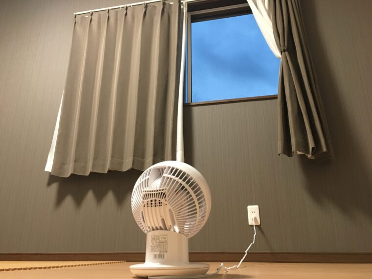 サーキュレーターで室内の空気と外気を入れ替える